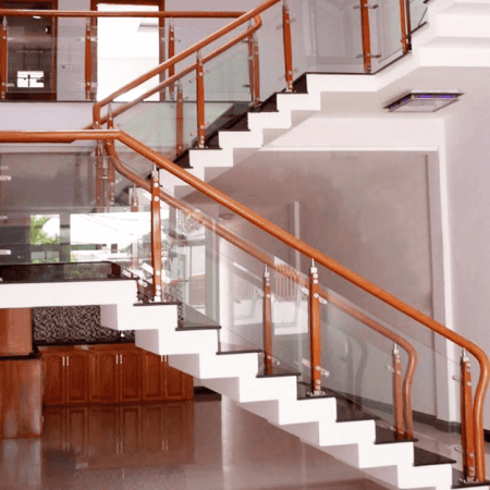 Cầu thang kính tay vịn gỗ