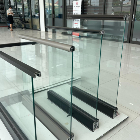 Mẫu cầu tháng kính hiện nay