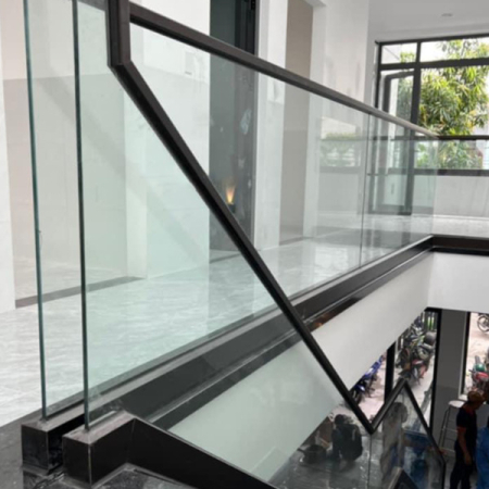 Mẫu cầu thang kính nhà phố 