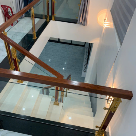 Cầu thang kính tay vịn